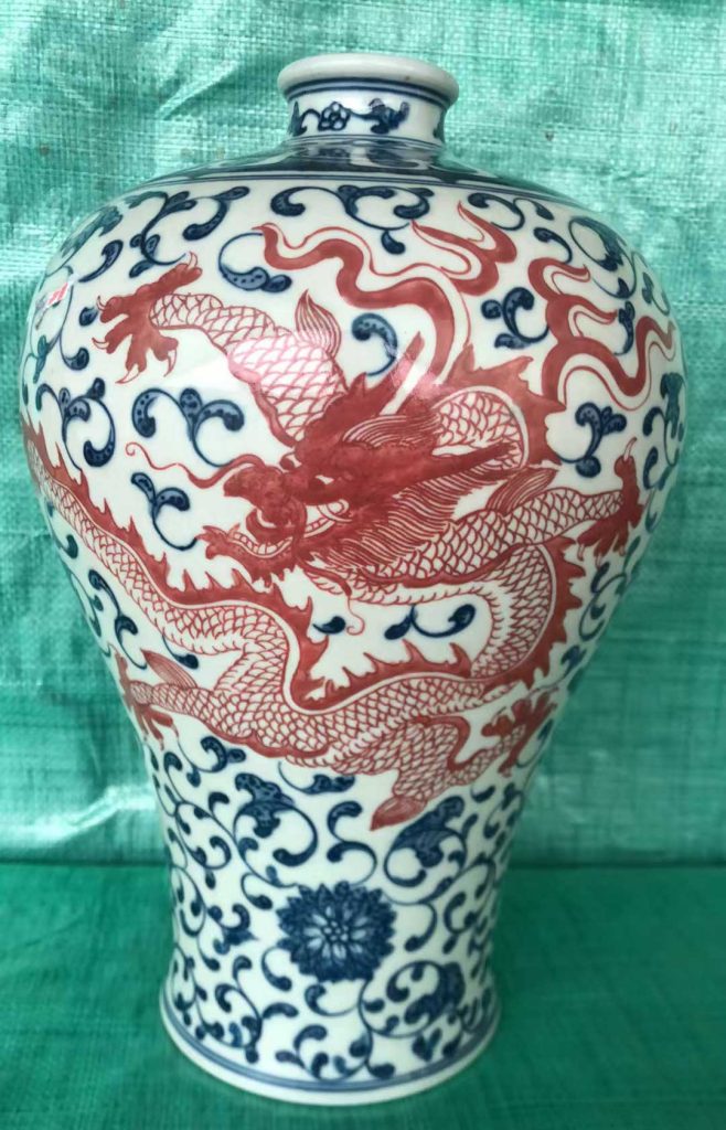 图片[1]-Jingdezhen glazed red tangled branch vase dragon pattern plum bottle blue and white-国际艺术品交易网