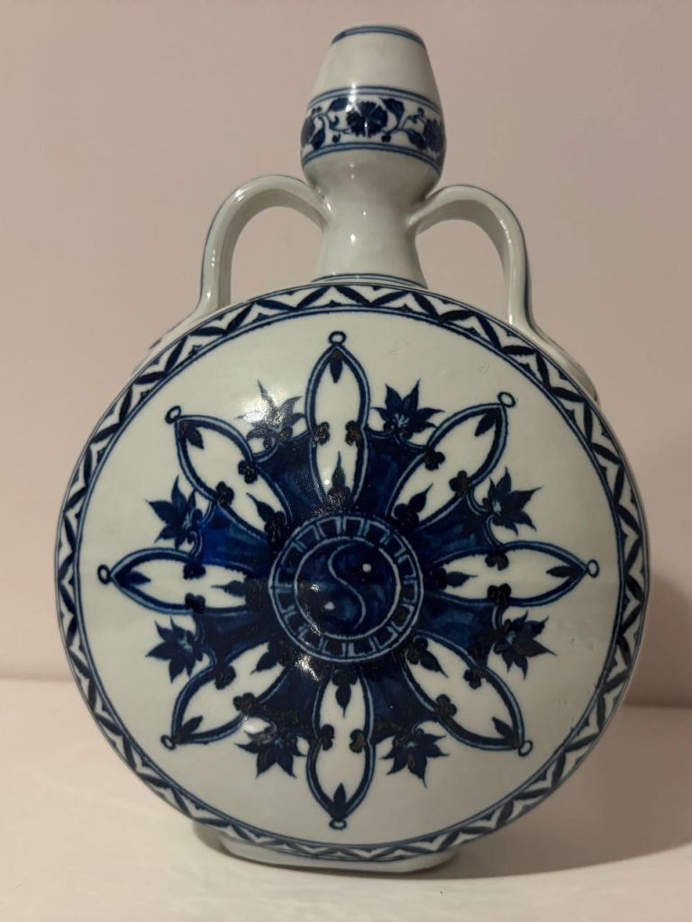 图片[1]-Ming Dynasty Yongle Qinghua Geometric Figure Double-eared Garlic Flat Bottle-国际艺术品交易网