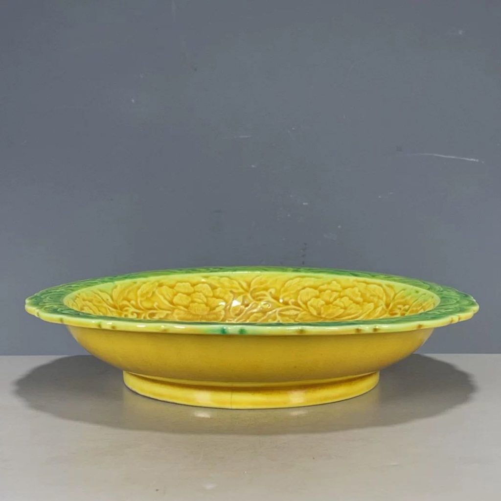图片[1]-Ming Hongzhi year vegetarian three-color yellow glaze green relief-国际艺术品交易网