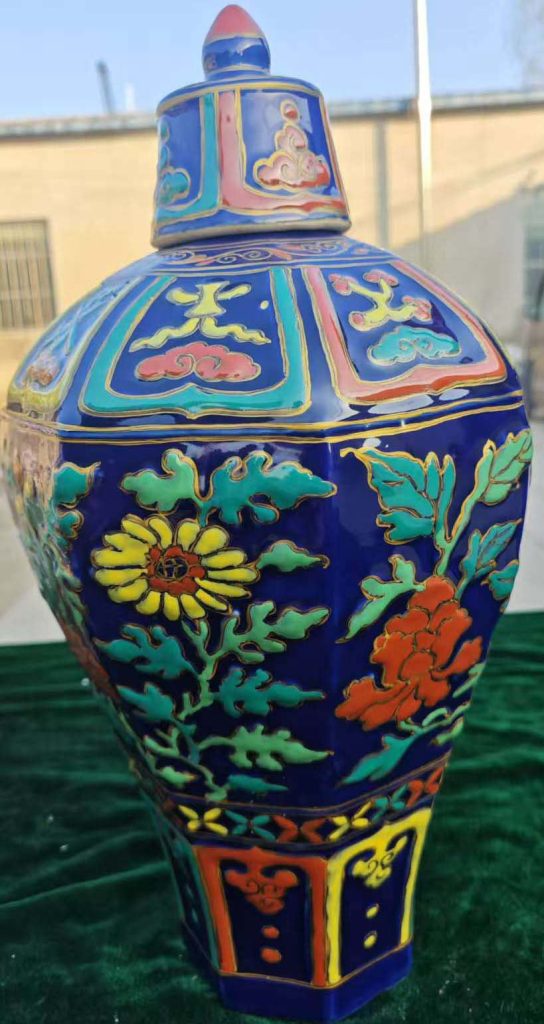 图片[1]-Ming Xuande relief eight-treasure pattern plus colorful plum bottle-国际艺术品交易网