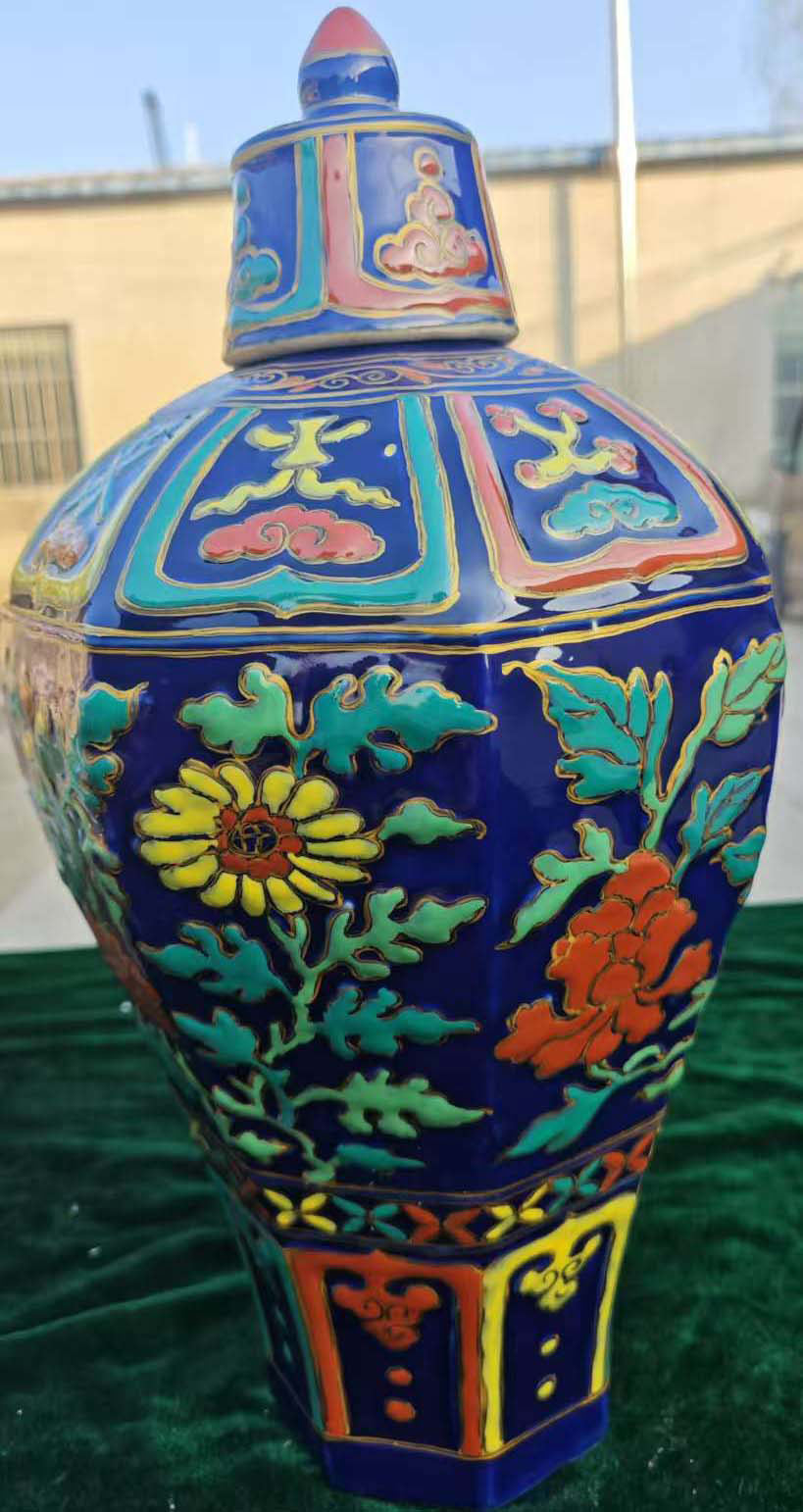 Ming Xuande relief eight-treasure pattern plus colorful plum bottle-国际艺术品交易网