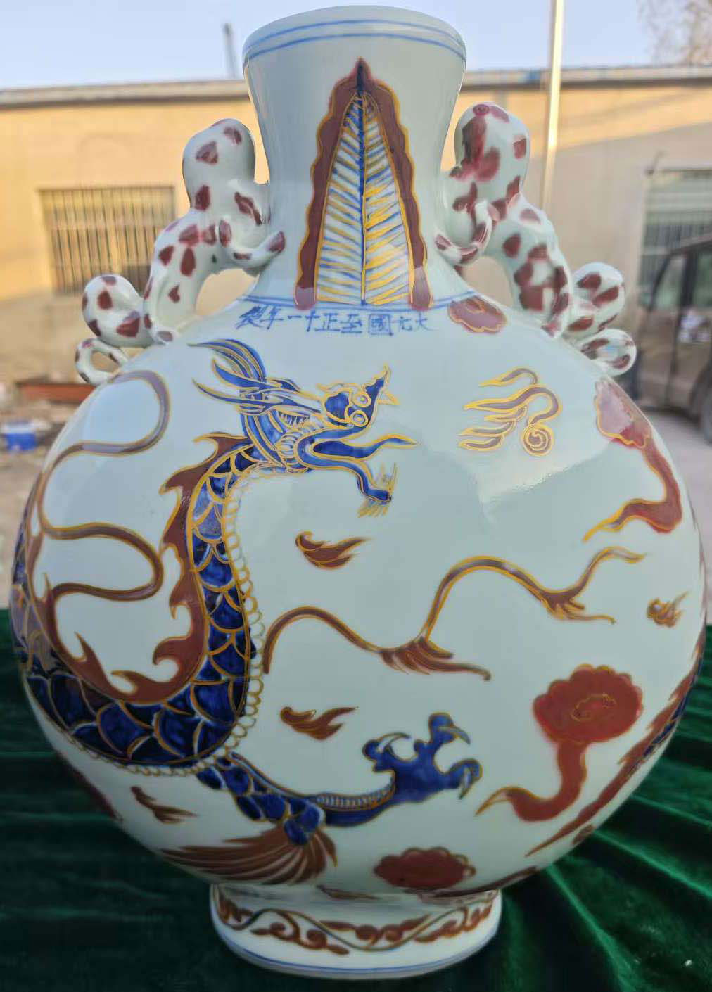 Ming and Qing Dynasties blue and white glaze red cloud dragon pattern holding moon bottle flat bottle-国际艺术品交易网