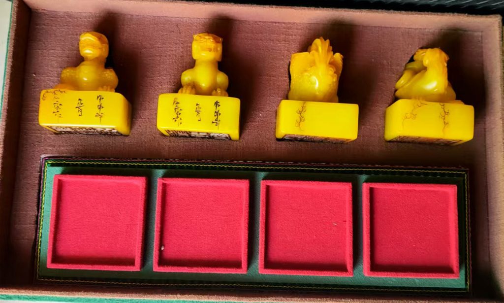 图片[1]-Old Tibetan longevity mountain field yellow stone carved auspicious beast set seal-国际艺术品交易网