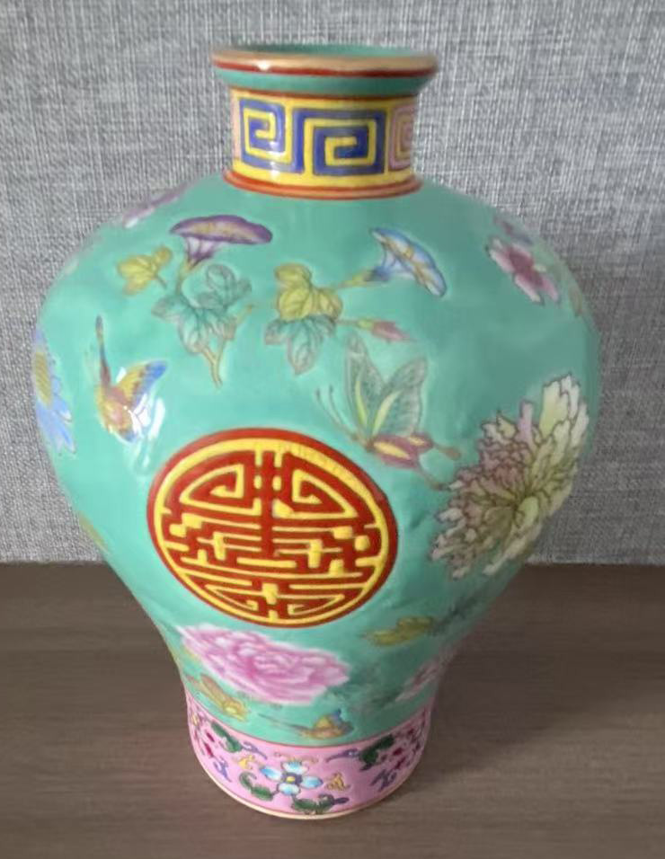 Pine stone green glaze peony red plum bottle made in the Qianlong year of the Qing Dynasty-国际艺术品交易网