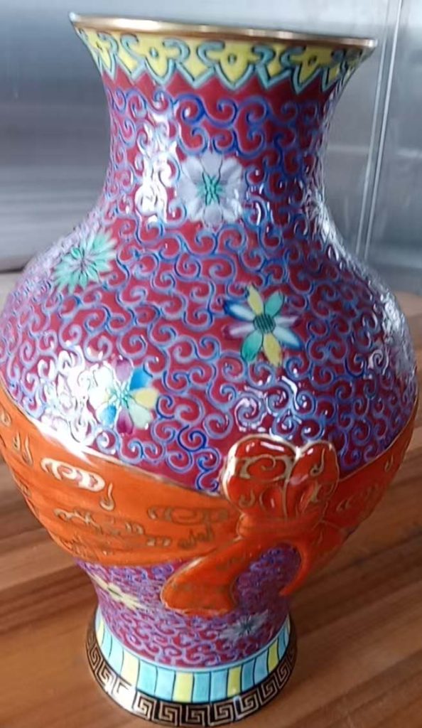 图片[1]-Qianlong Yellow Bottom Pickpocket Flower Entangled Branch Baggage Fishtail Bottle-国际艺术品交易网