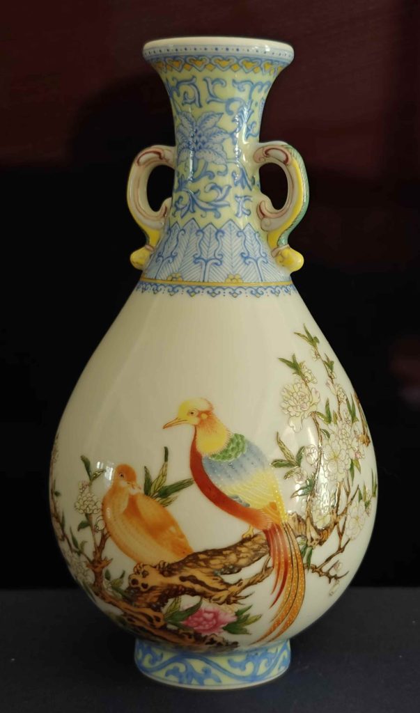 图片[1]-Qianlong enamel flower blooms rich and noble double-eared jade pot spring bottle-国际艺术品交易网