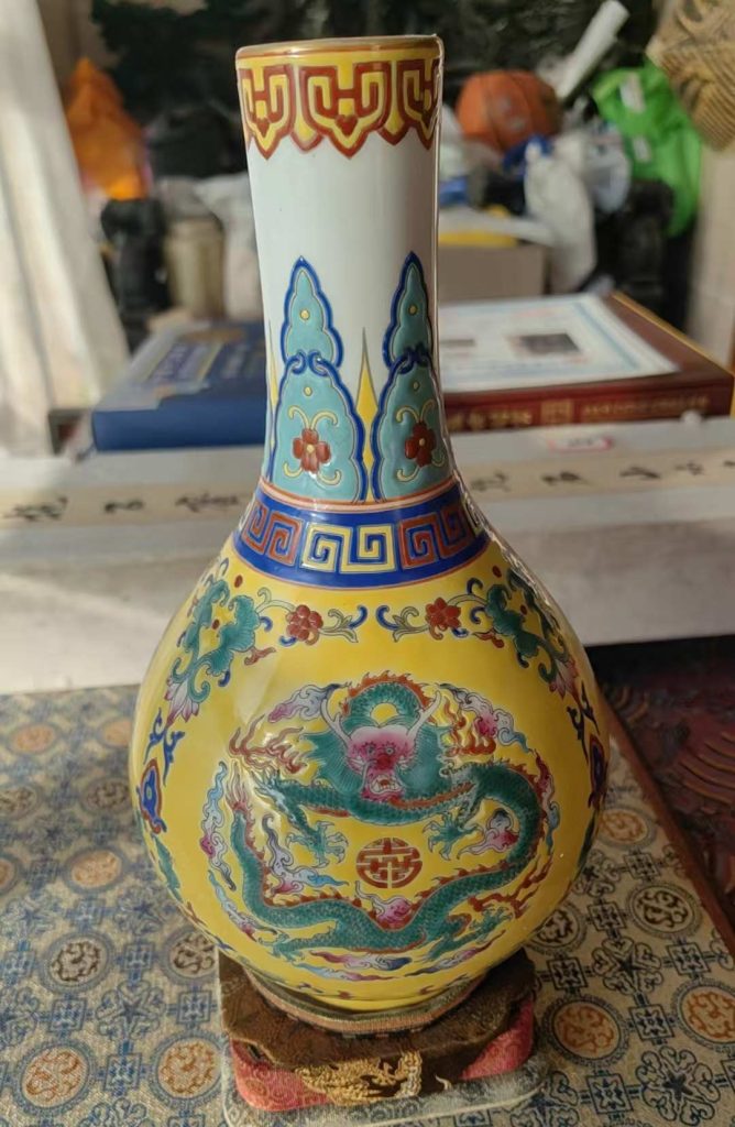 图片[1]-Qianlong yellow ground hand-painted golden enamel color open window dragon pattern jade pot spring bottle-国际艺术品交易网