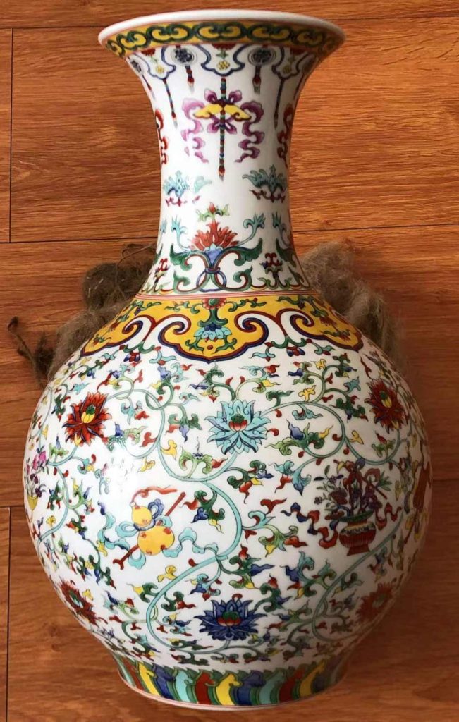 图片[1]-Qing Dynasty Doucai entangled branches and eight immortals pattern appreciation bottle-国际艺术品交易网