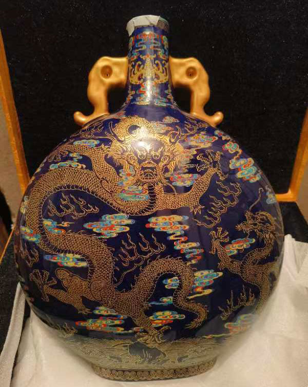 Qing Dynasty Qianlong Year Yellow Glaze Fighting Dragon Play Beads Double Ear Flat Bottle-国际艺术品交易网