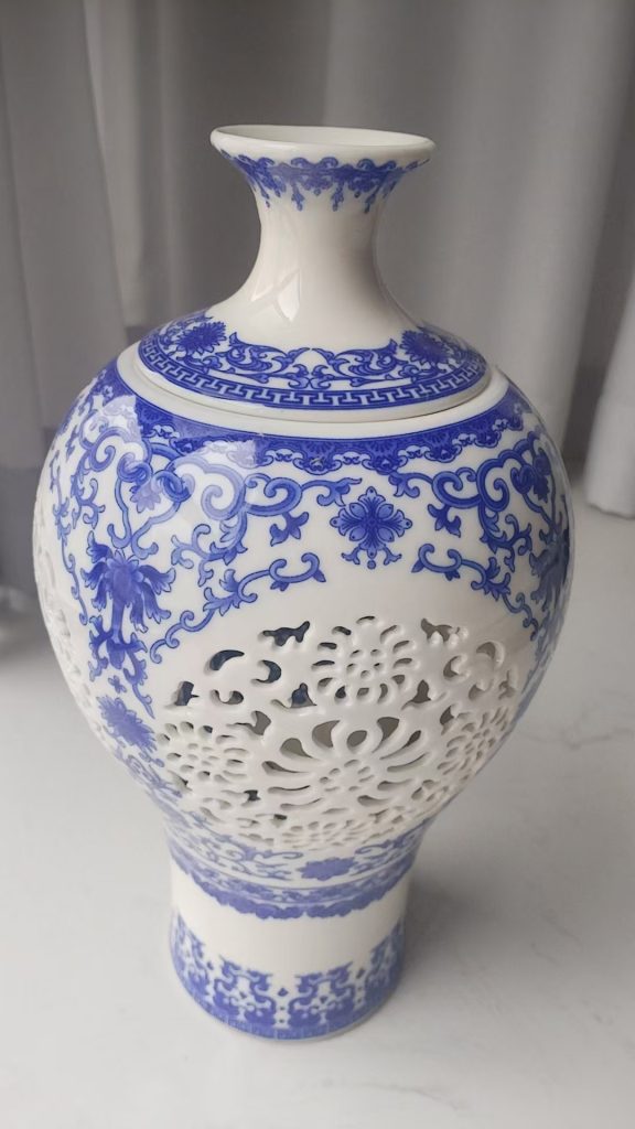 图片[1]-Qing Dynasty Qianlong annual blue and white hollow heart bottle-国际艺术品交易网