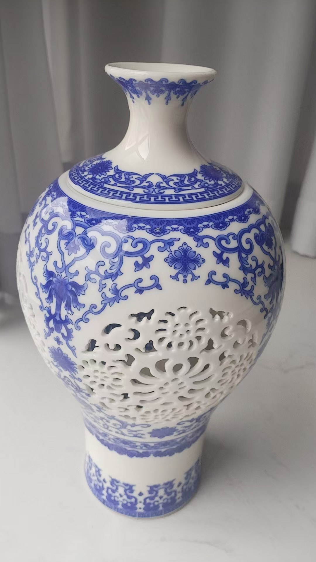 Qing Dynasty Qianlong annual blue and white hollow heart bottle-国际艺术品交易网