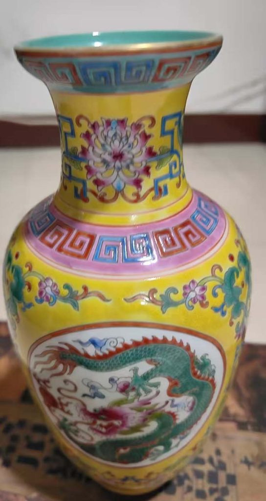 图片[1]-Qing Dynasty Qianlong year-made enamel dragon and phoenix drawing gold reward bottle-国际艺术品交易网