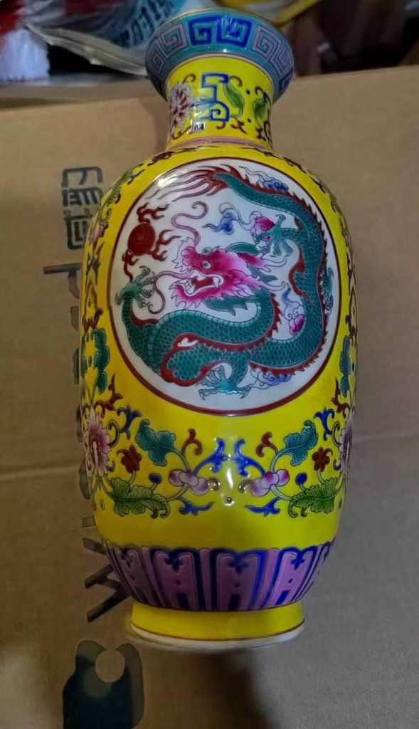 图片[1]-Qing Dynasty Qianlong yellow pastel open window cloud dragon pattern winter melon bottle-国际艺术品交易网