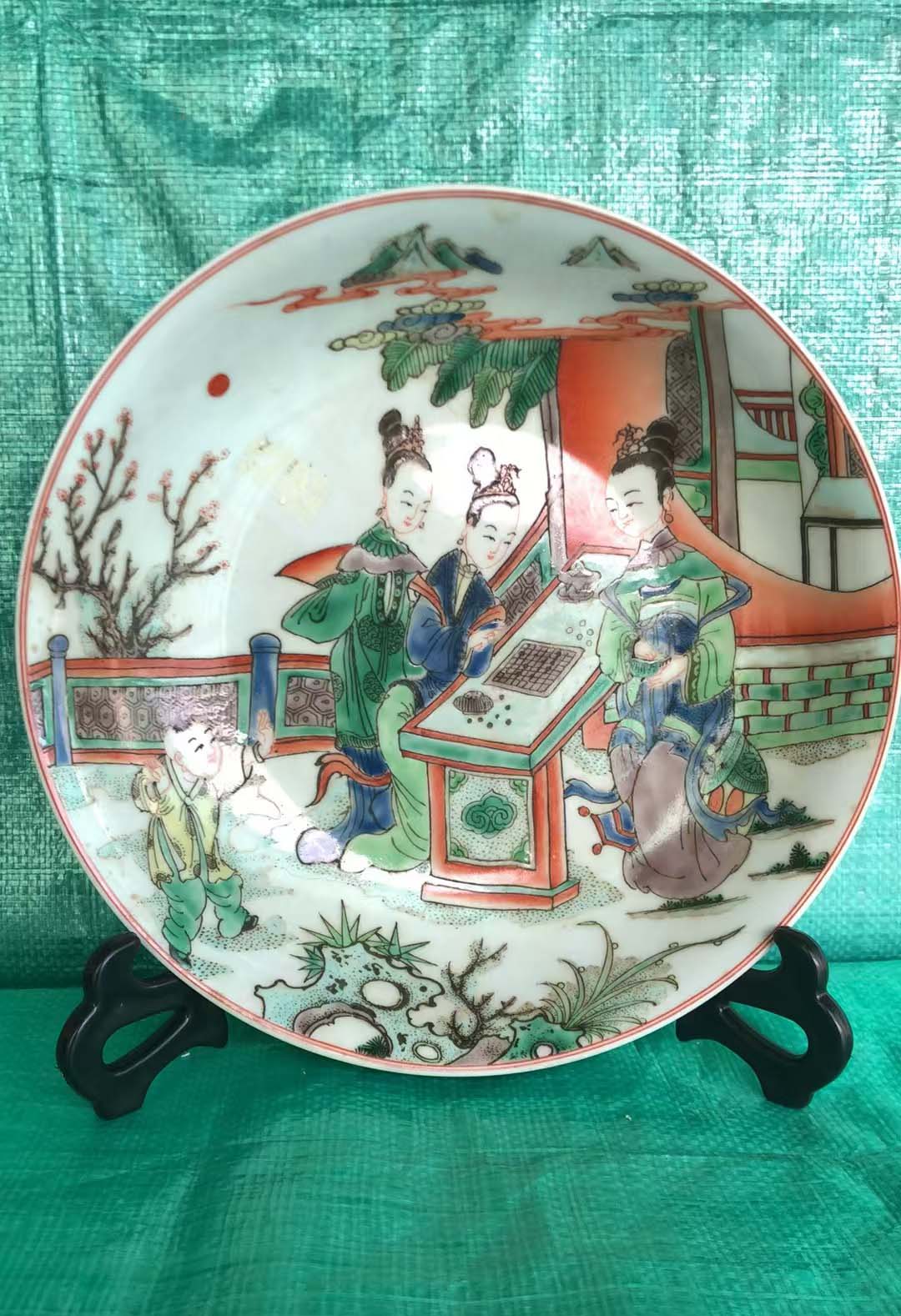 Qing Kangxi colorful game character porcelain plate-国际艺术品交易网