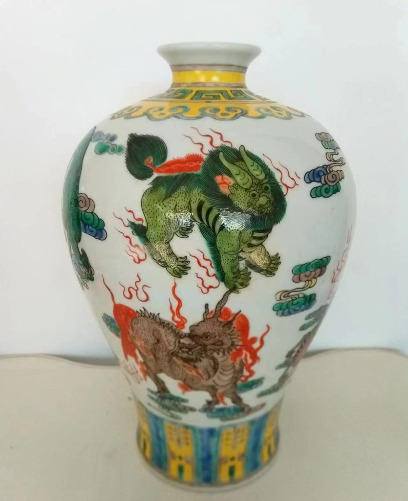 图片[1]-Qing Kangxi year pastel sea beast pattern plum bottle-国际艺术品交易网