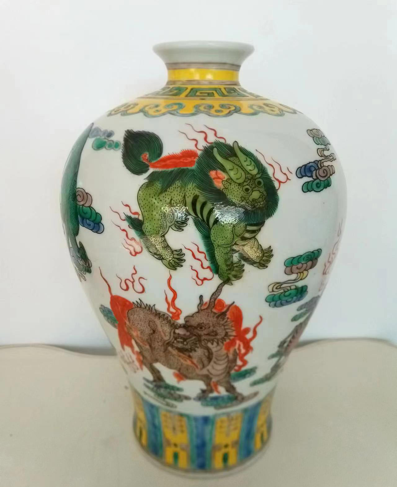 Qing Kangxi year pastel sea beast pattern plum bottle-国际艺术品交易网