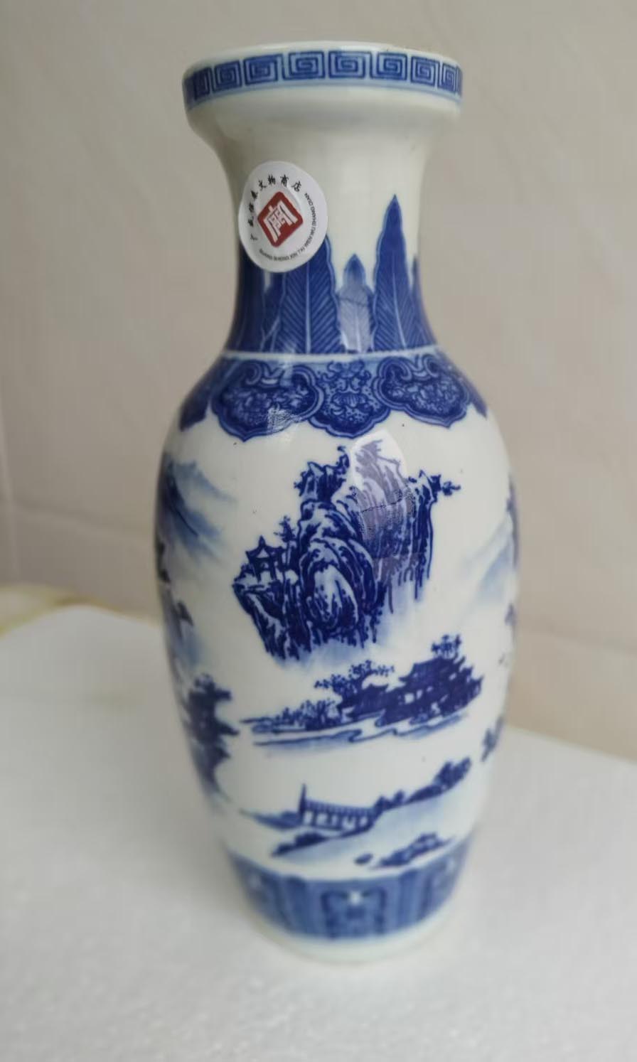 Qing Qianlong Qinghua Landscape Vase-国际艺术品交易网