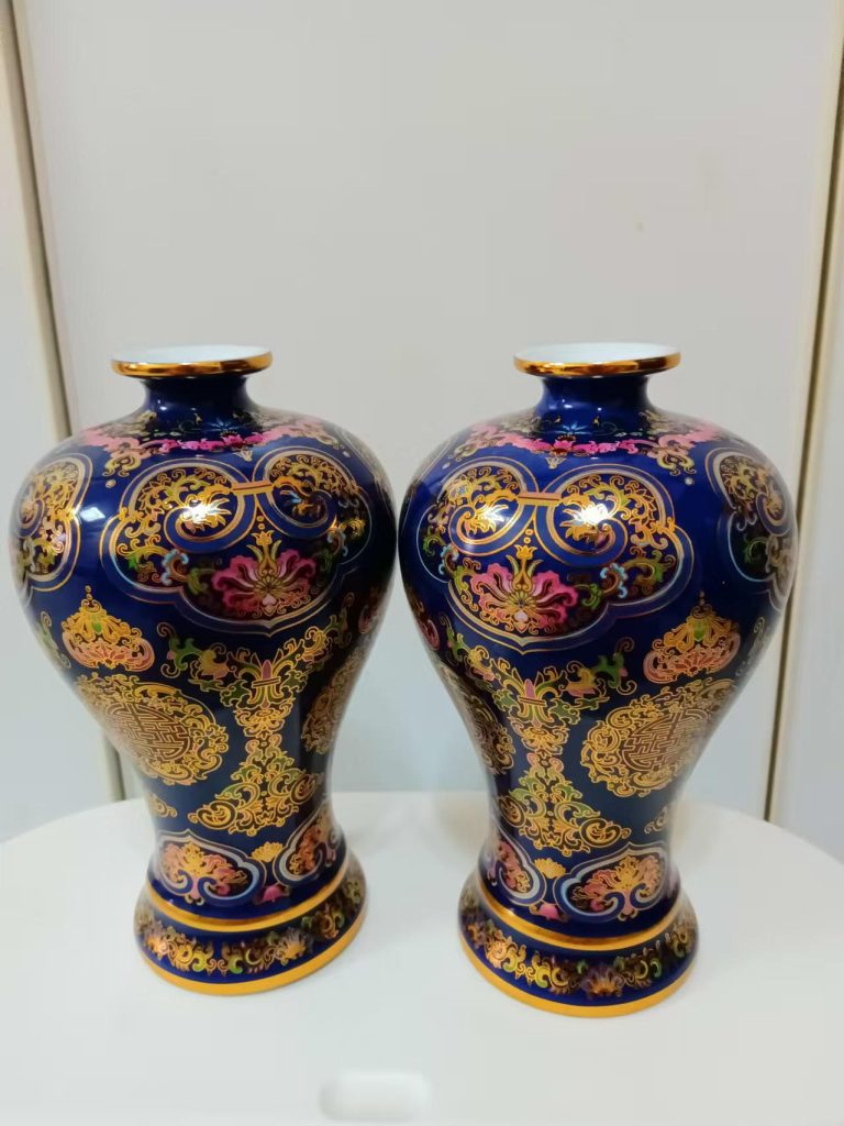 图片[1]-Qing Qianlong background drawing golden enamel colored plum bottle beauty bottle-国际艺术品交易网