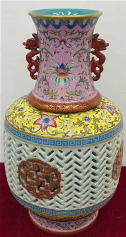 Qing Qianlong enamel color gold-plated lotus pattern hollow double-eared bottle-国际艺术品交易网