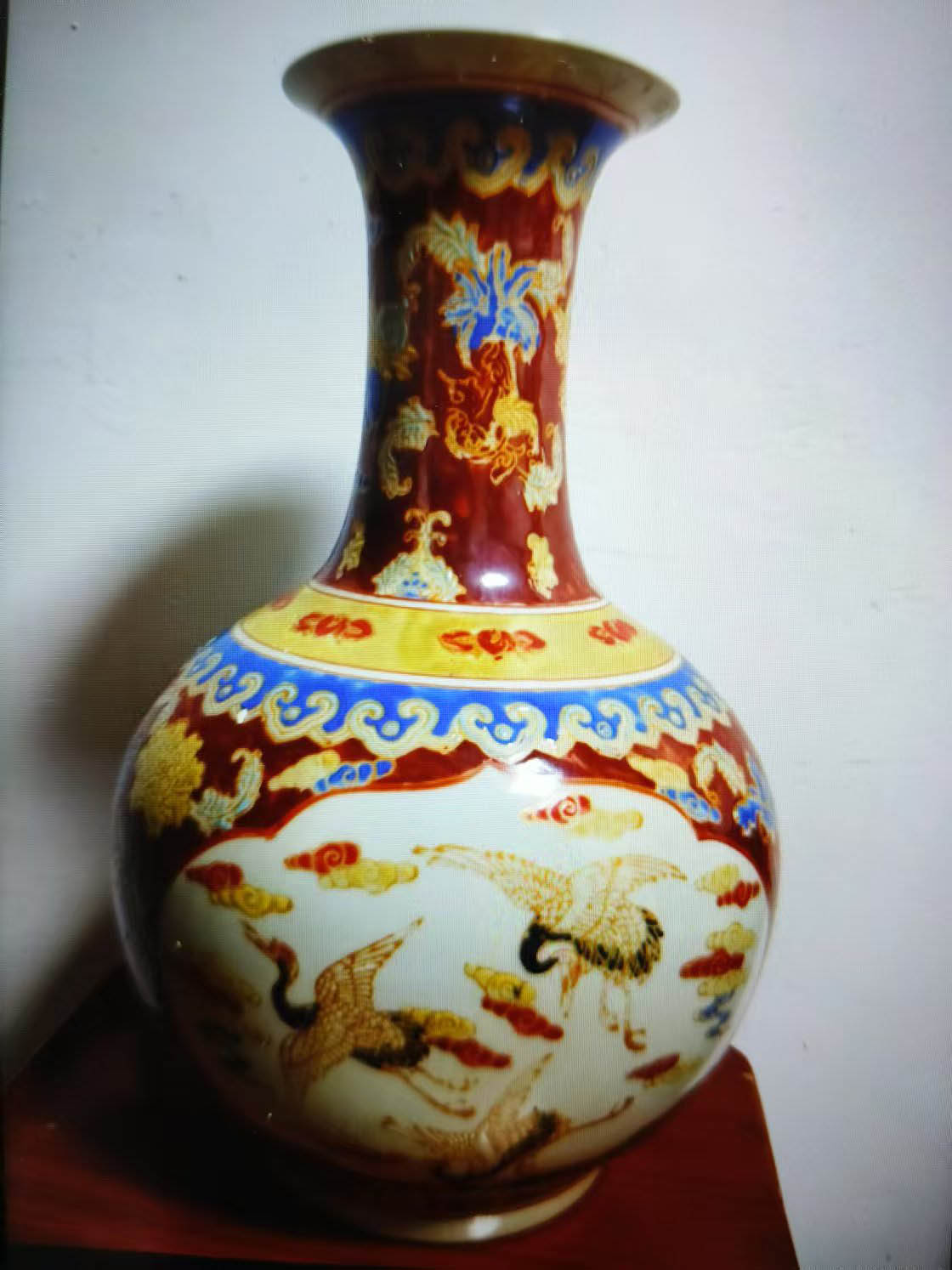 Qing Qianlong pastel luminous porcelain dragon and phoenix pattern ornamental bottle-国际艺术品交易网