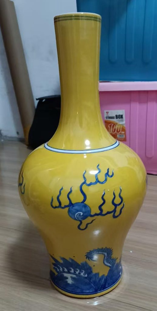 图片[1]-Qing Qianlong yellow glaze blue and white dragon pattern bottle-国际艺术品交易网