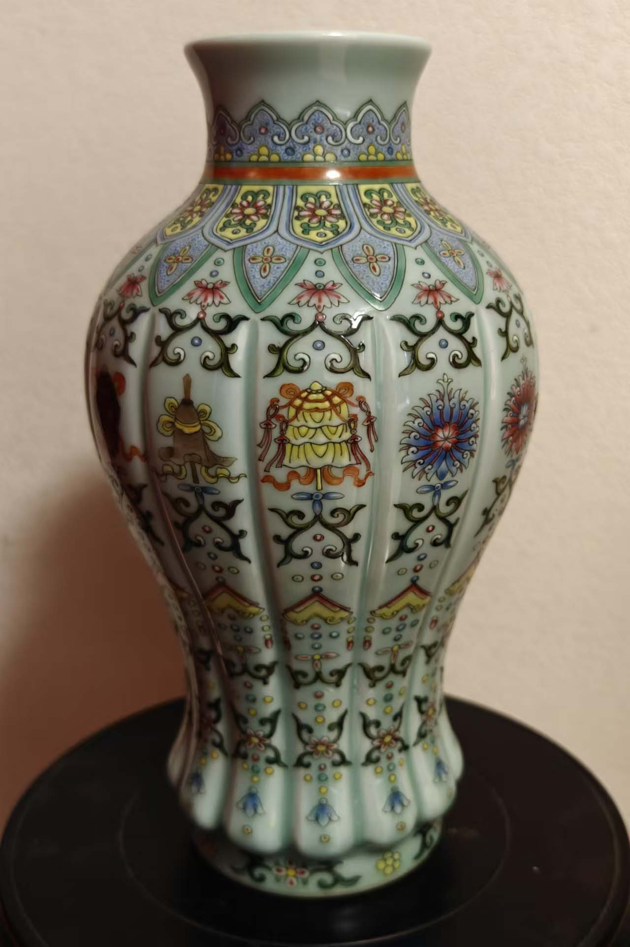 Qingguan kiln porcelain Qianlong pastel eight-treasure melon prism bottle-国际艺术品交易网