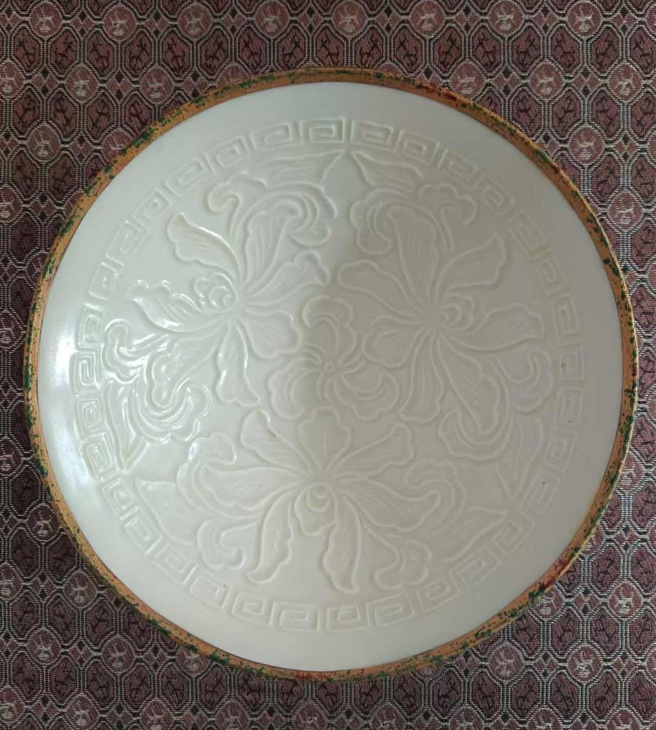 图片[1]-Song Ding kiln moon white glaze engraving entangled dragon through cloud pattern-国际艺术品交易网