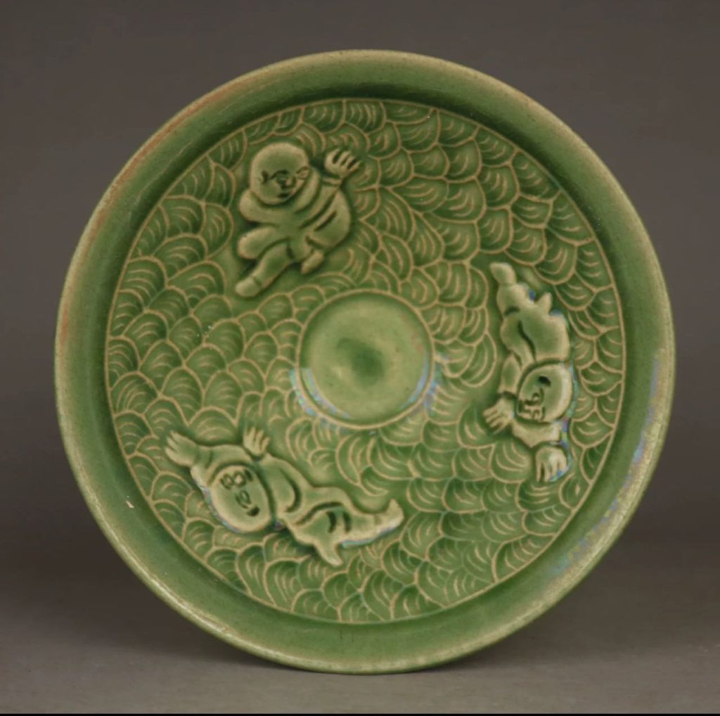 图片[1]-Song Jizhou kiln green glaze secretly engraved baby drama bamboo hat bowl-国际艺术品交易网